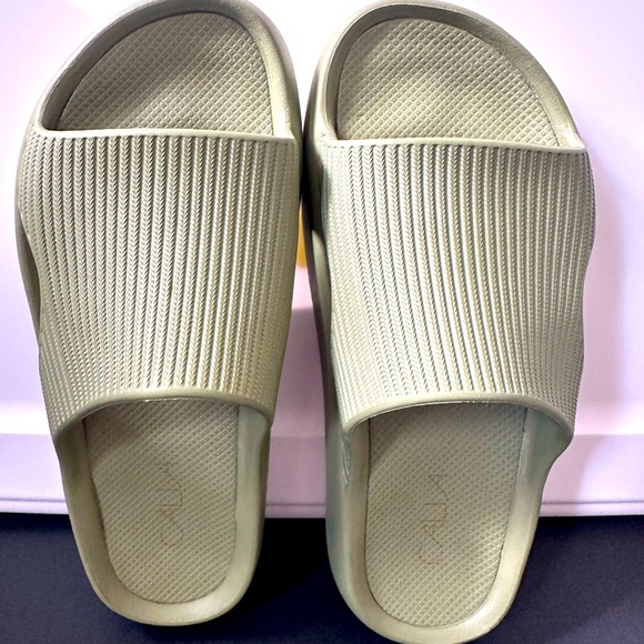 CALIA(CarrieUndrwd) Ladie’s slides size 7 Sage Green $18 Excellent Condition!! - Picture 6 of 9